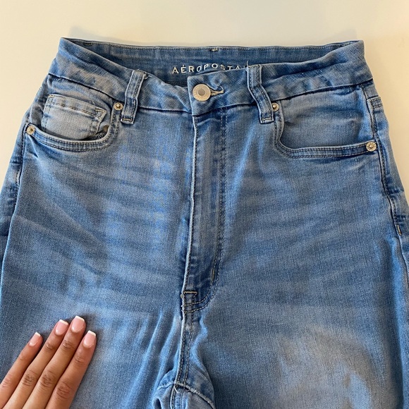AEROPOSTALE LIGHT WASH SKINNY JEANS (SIZE 6) - Picture 2 of 6